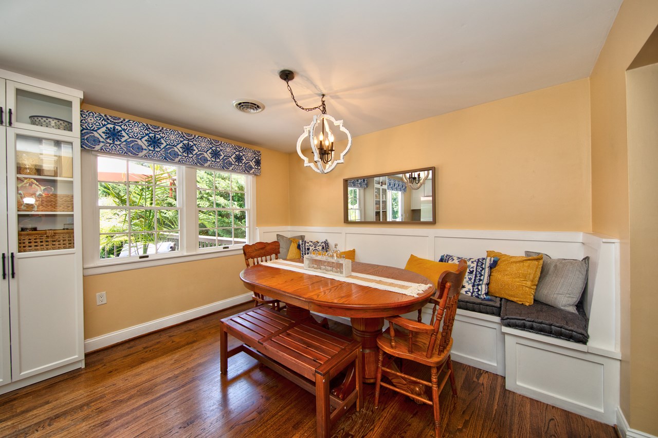 breakfast nook with built in bench