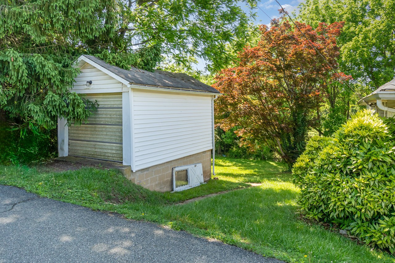 detached shed/ garage