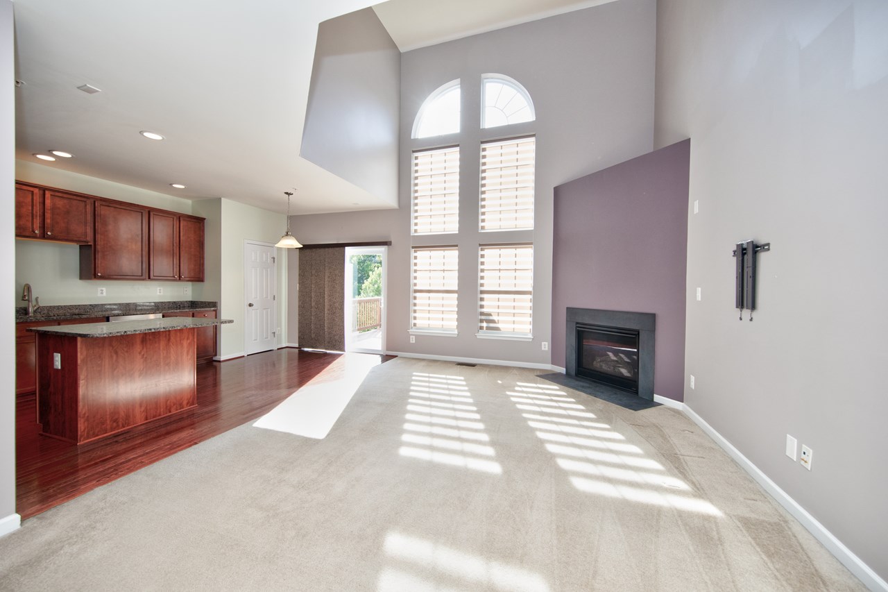 open concept, 2 story living room